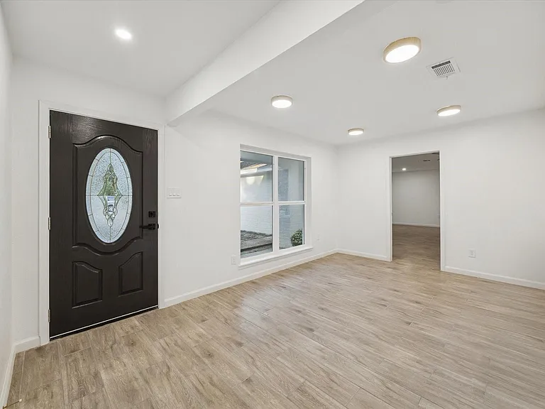 5411 Logston Ln — Photo 7