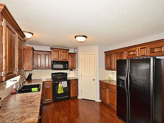 COUNTER AND CABINET SPACE!