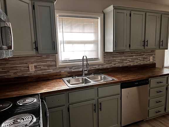 Newly upgraded kitchen normally seen in homes ranging in the 500k+ lovely addition to move your kitchen to the next level with newly installed backsplash