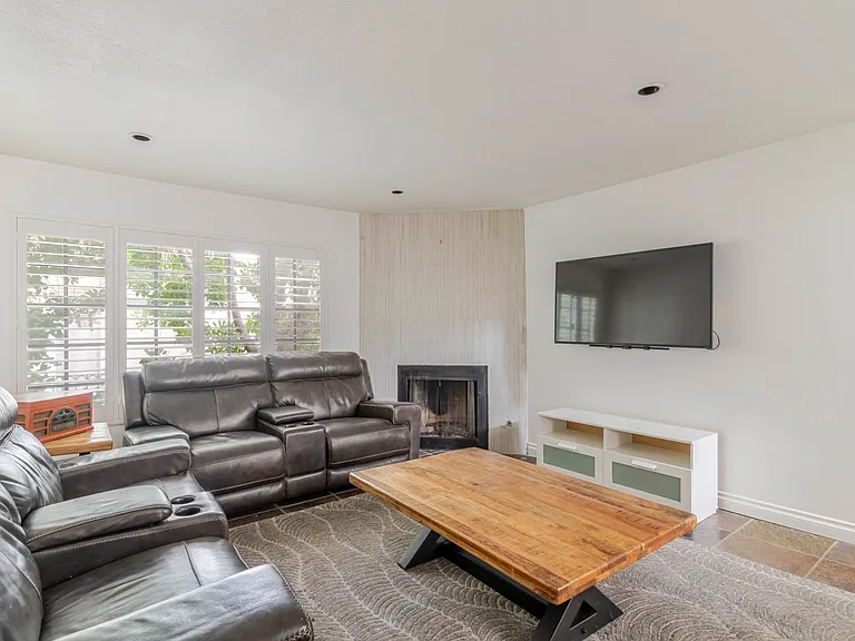 5820 Yolanda Ave #5 — Photo 1