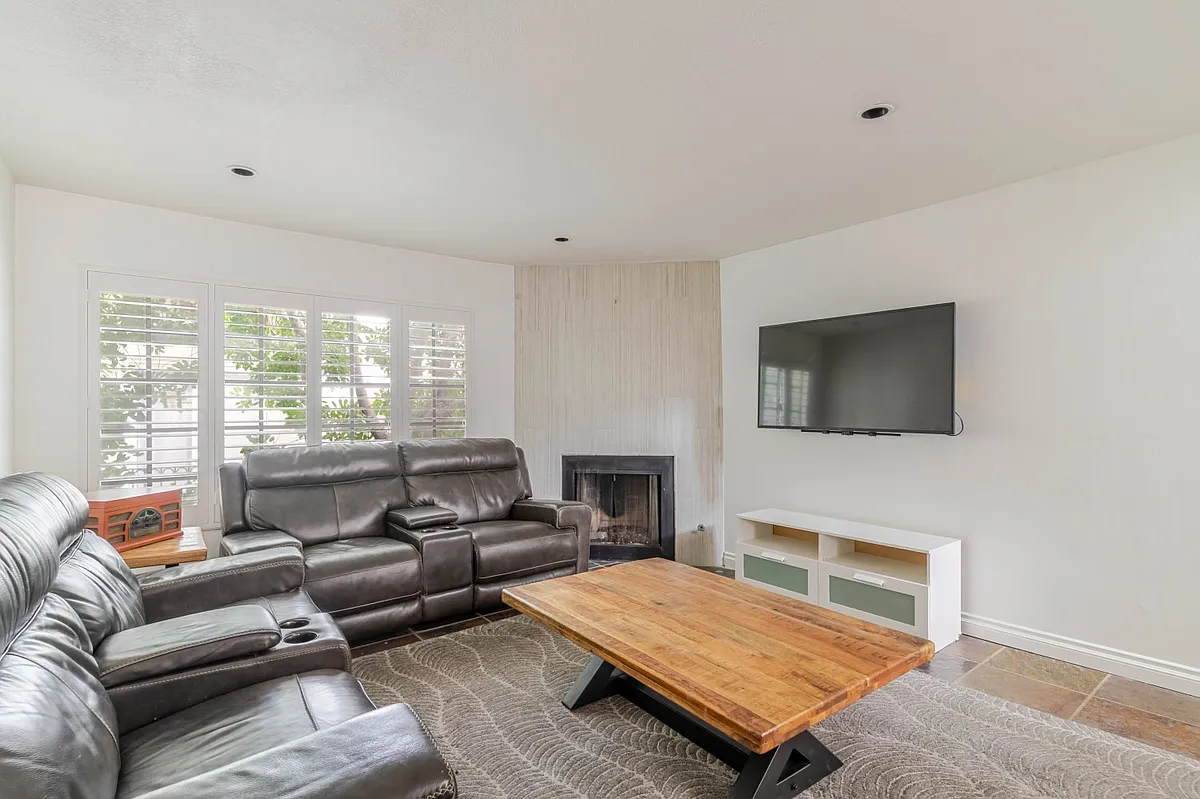 Building Photo - 5820 Yolanda Ave #5
