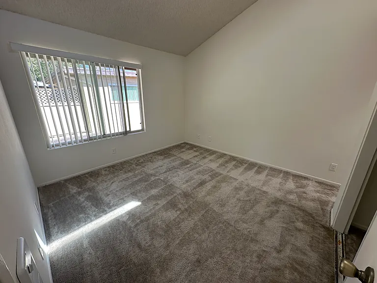 270 W Alamar Ave #20 — Photo 4