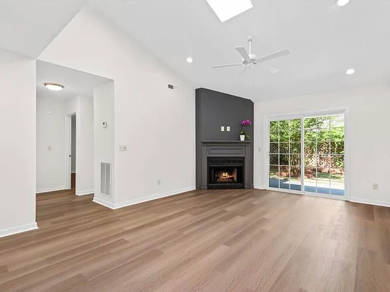 1120 Daffodil Ln — Photo 2