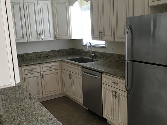 2nd image of 416 N Broadway APT 1