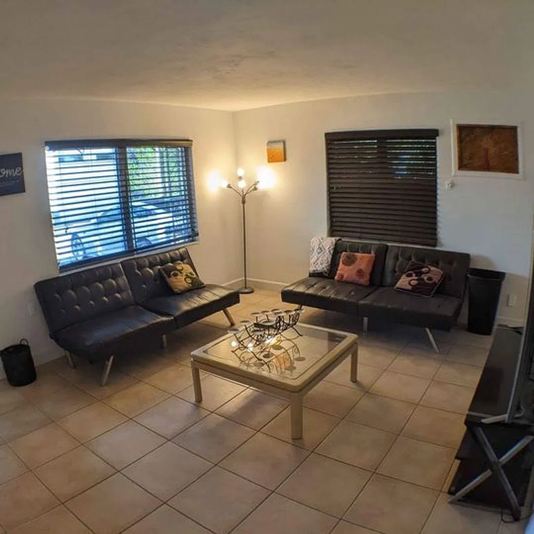 1637 Devonshire Ln — Photo 2