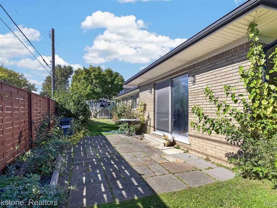 22320 Lakeshire St, photo 29