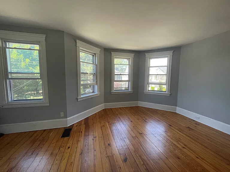 188 Tremper Ave #B — Photo 1