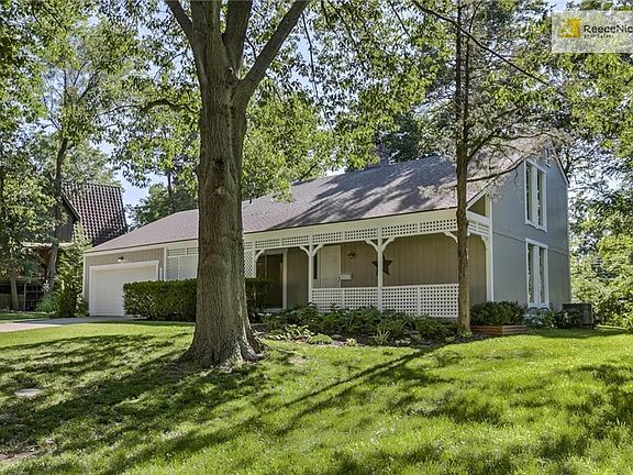 2nd image of 1126 Queens Pl
