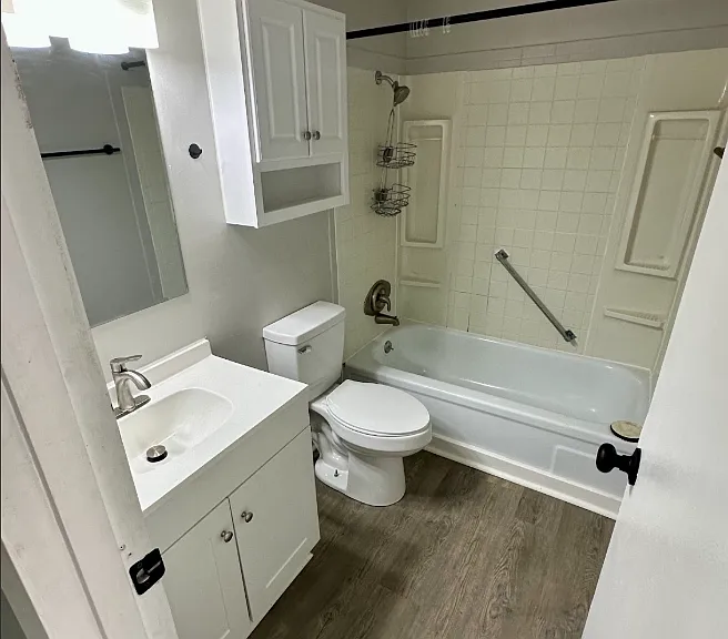 2040 W Market St #2040 — Photo 4