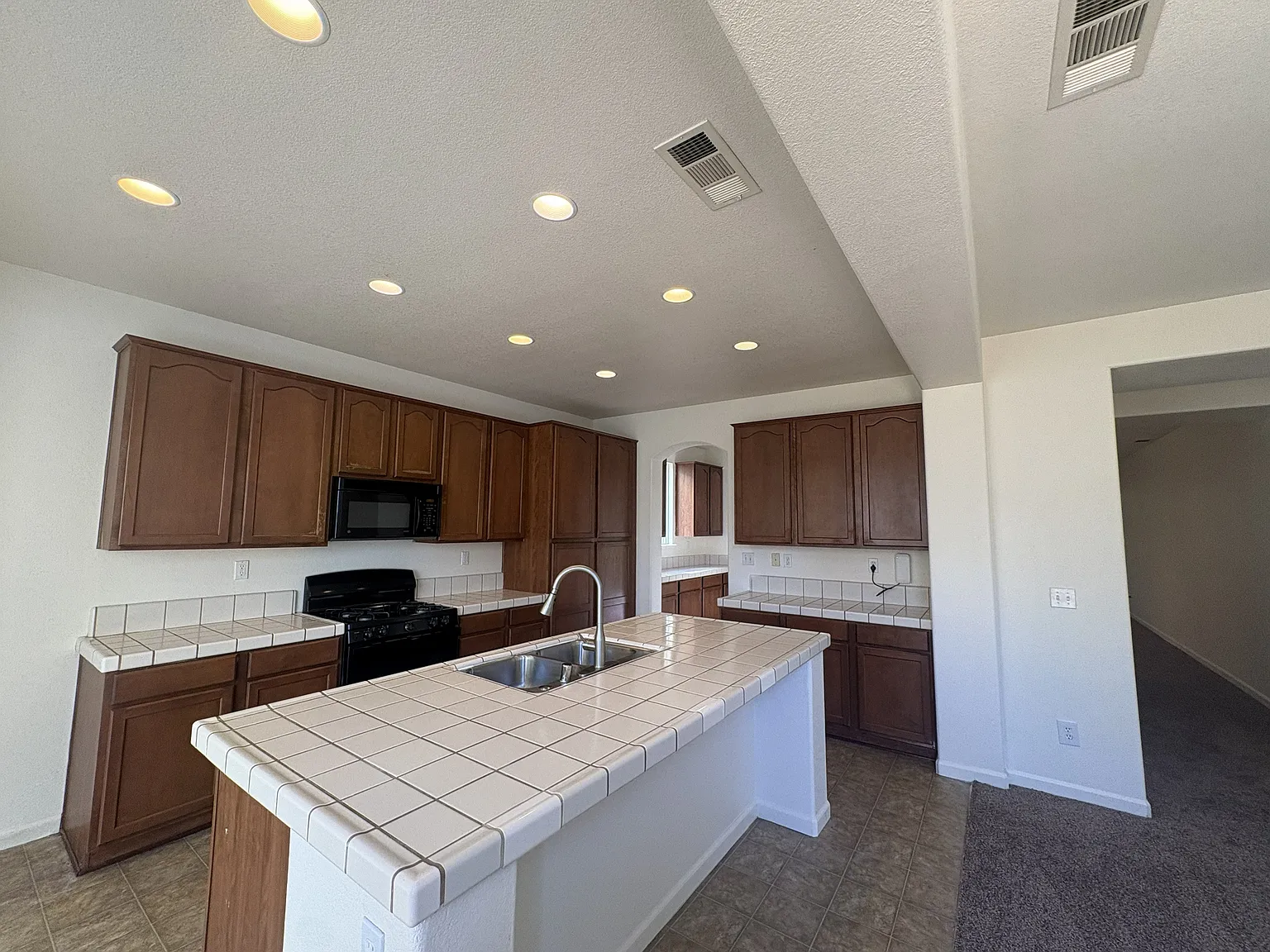 5 bed, 3195 sqft, $2,400 — Photo 4