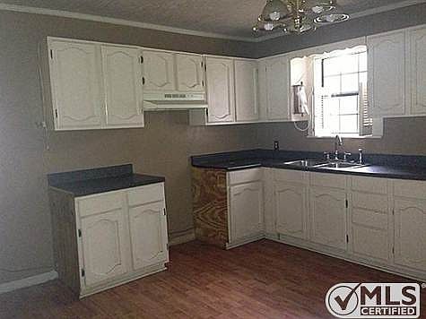 3rd image of 2412 Greenway Dr