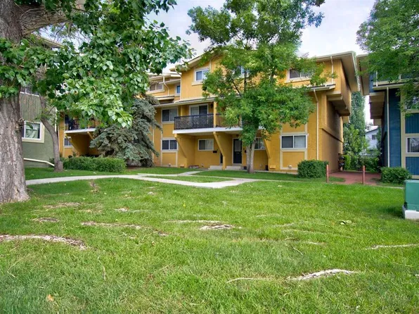 2200 N Woodview Dr SW #106, Calgary, AB T2W 3N6