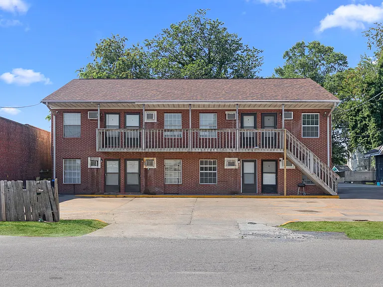 1129 Green St #8 — Photo 2