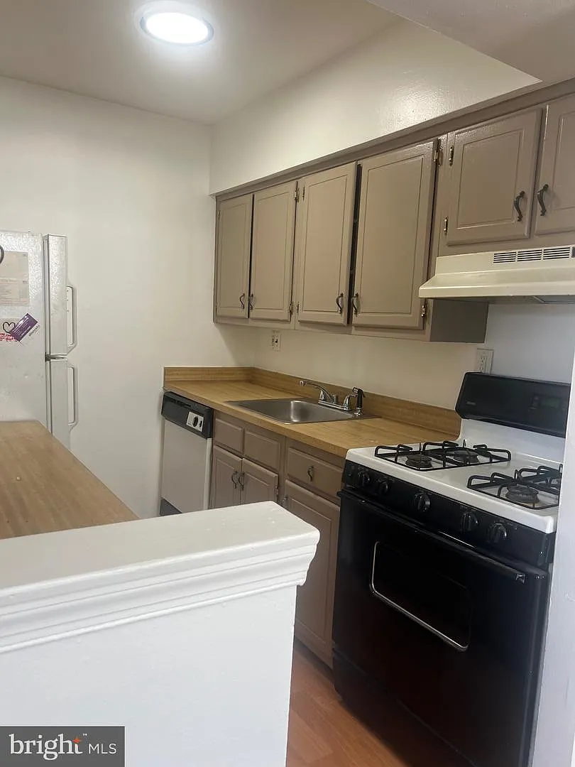 2 bed, 1.0 bath, 2016 sqft, $1,875 — Photo 4