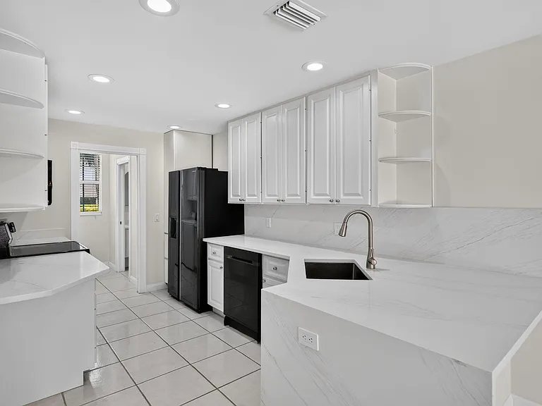 112 Santa Barbara Way — Photo 4