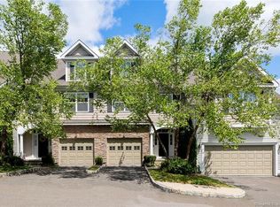 27 Maura Ln, Danbury, CT 06810