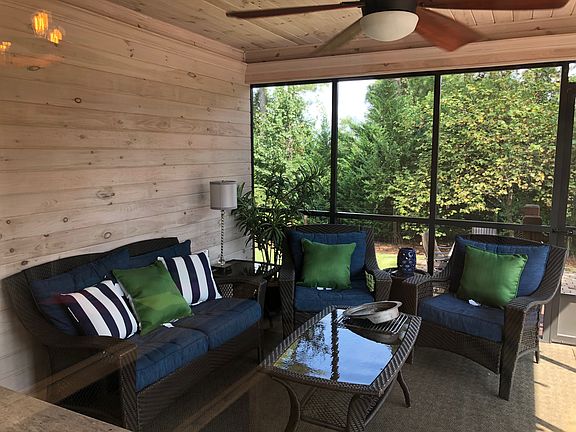 Screened in porch 