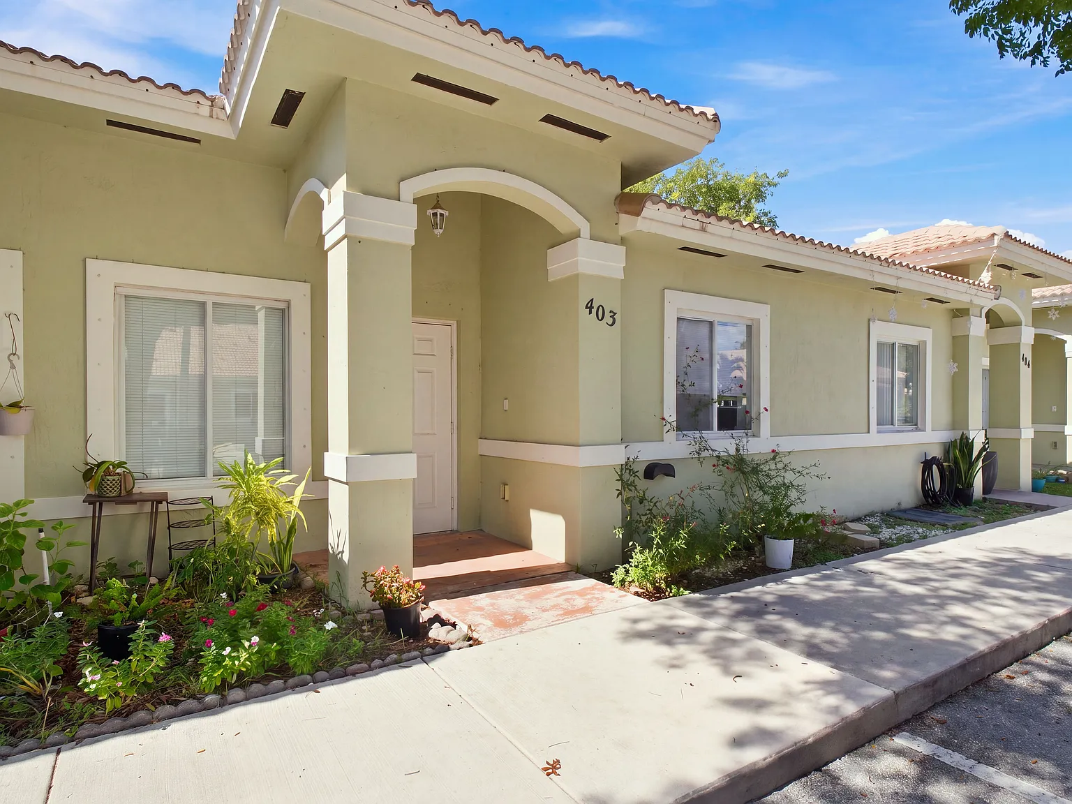 2 bed, 898 sqft, $1,950 — Photo 2
