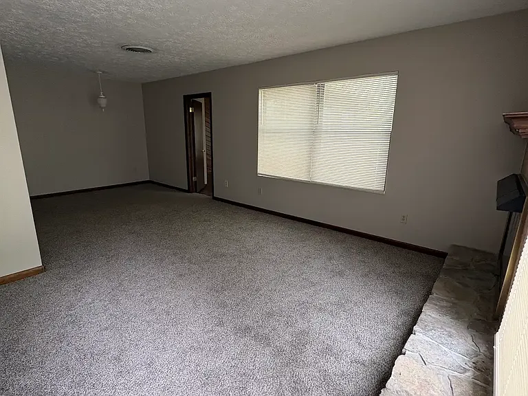 102 Greenwood Ln — Photo 3