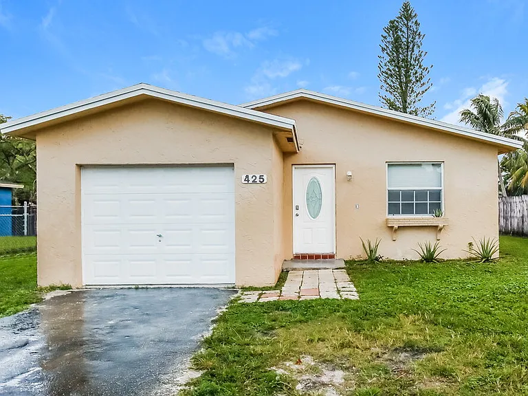 425 SW 74th Ave — Photo 1