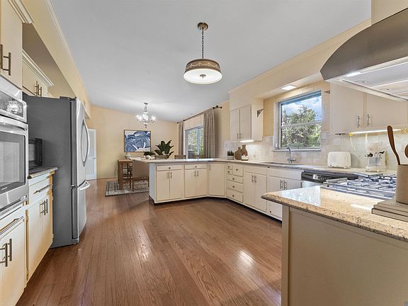 4th image of 5716 College Dr