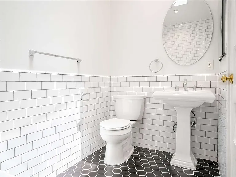 5049 Mount Royal Dr — Photo 17