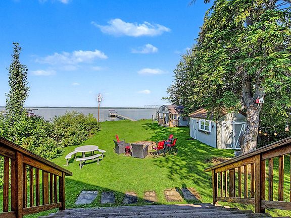 3rd image of 624 Lakeshore Dr E