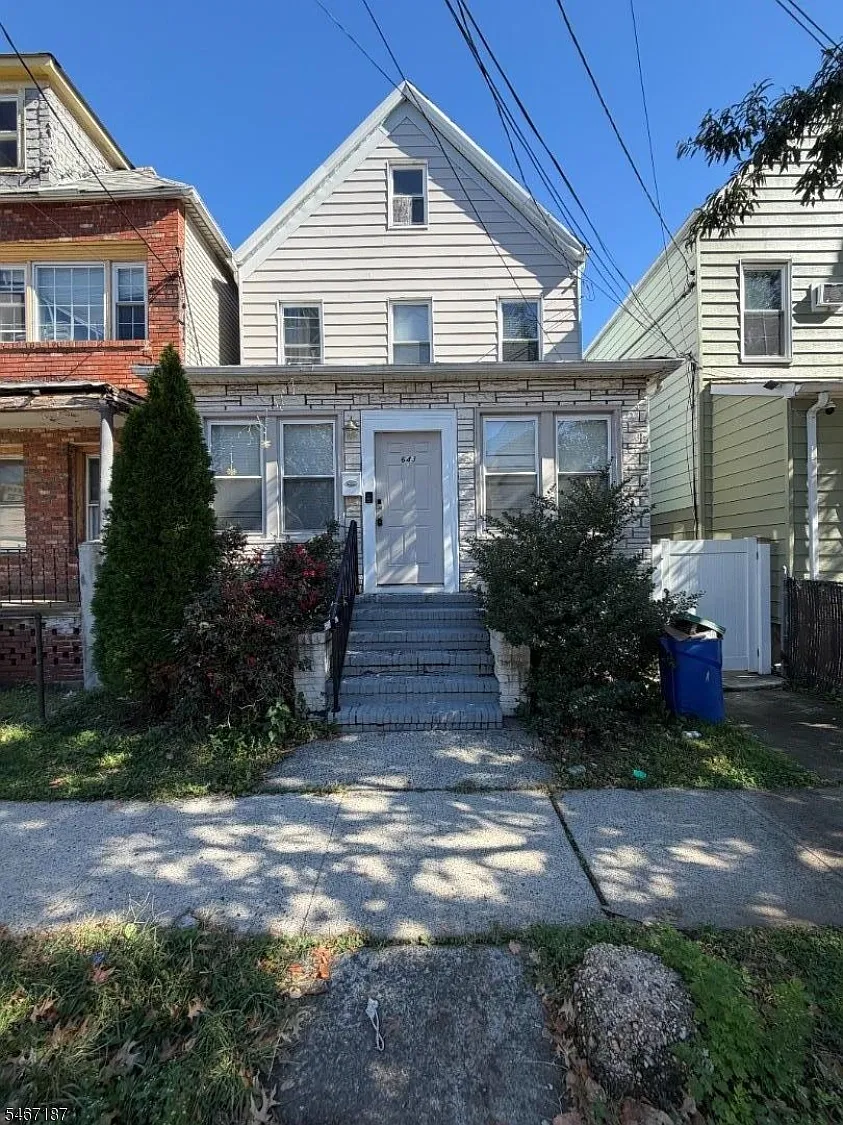 2 bed, 1.0 bath, $2,500 — Photo 1