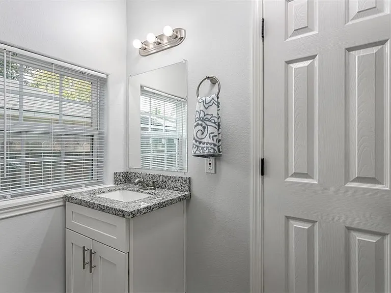 219 W Adoue St — Photo 6