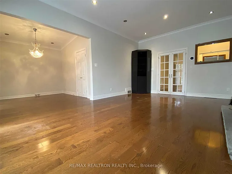 38 Bayberry Cres — Photo 2