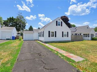 15 Arland Dr, Pawtucket, RI 02861