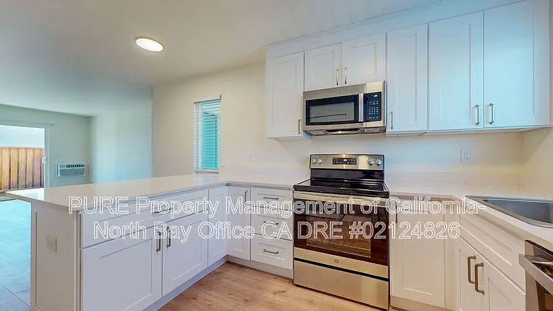 2 bed, 1.0 bath, 800 sqft, $2,400 — Photo 3