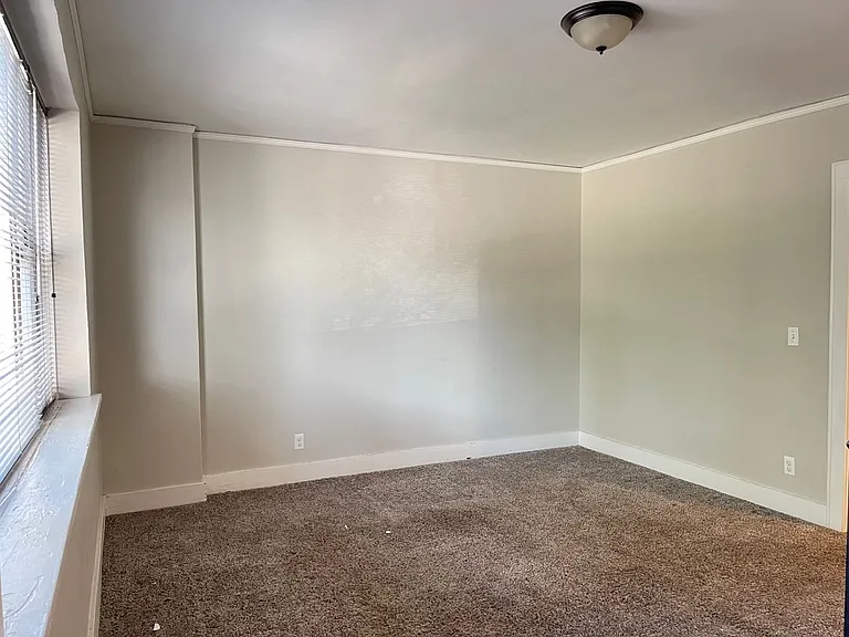 3302 Burt St — Photo 5