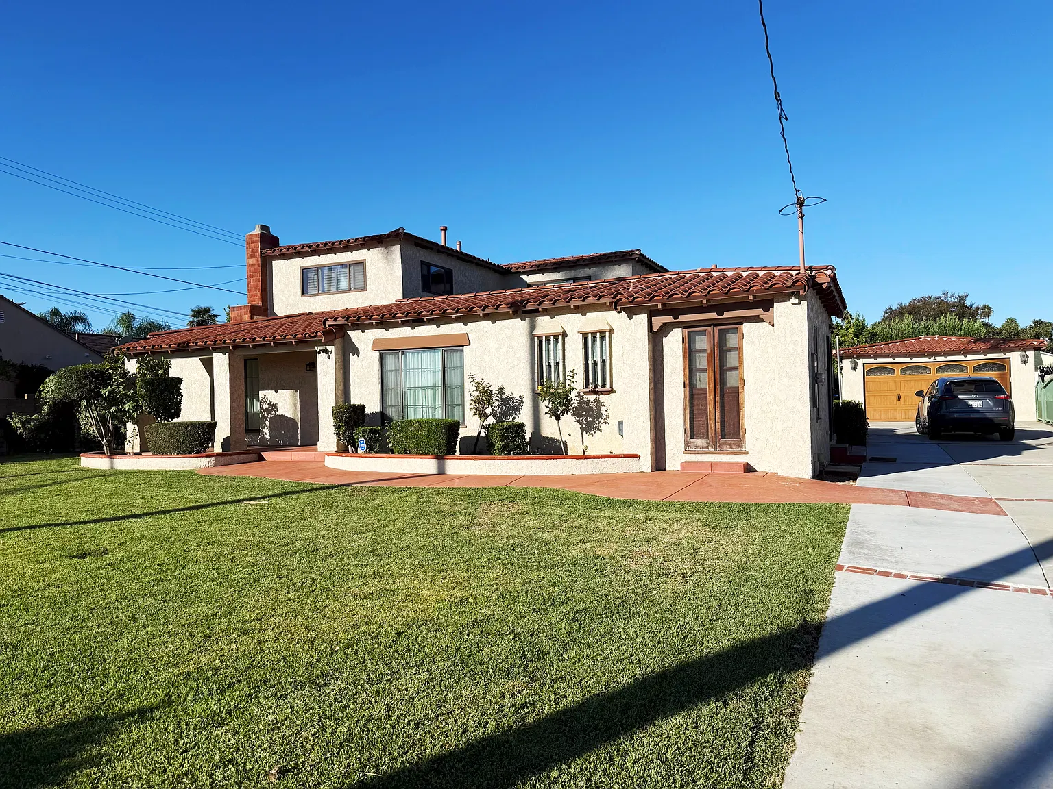 4 bed, 2.5 bath, 2294 sqft, $5,700 — Photo 1