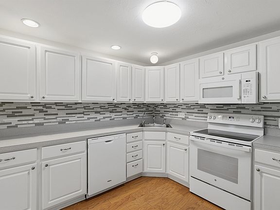5th image of 34 Sawmill Pond Rd Unit 34