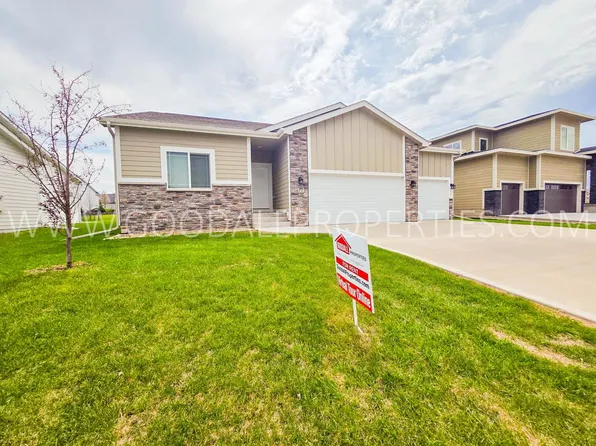 16772 Wilden Dr, Clive, IA 50325