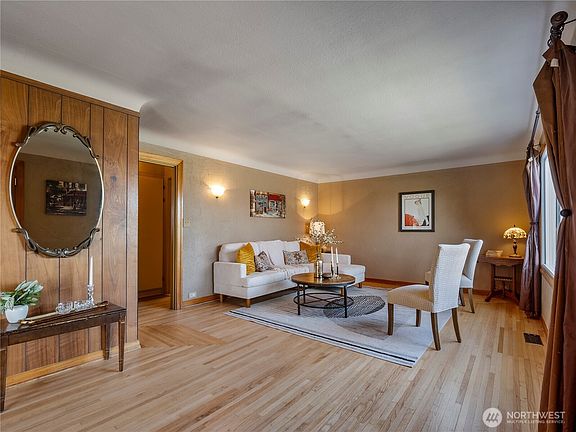 4th image of 1020 E 64th Street