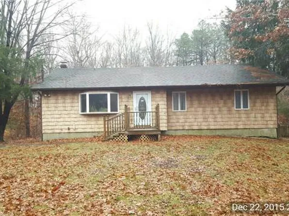 98 Cedar St, Calverton, NY 11933