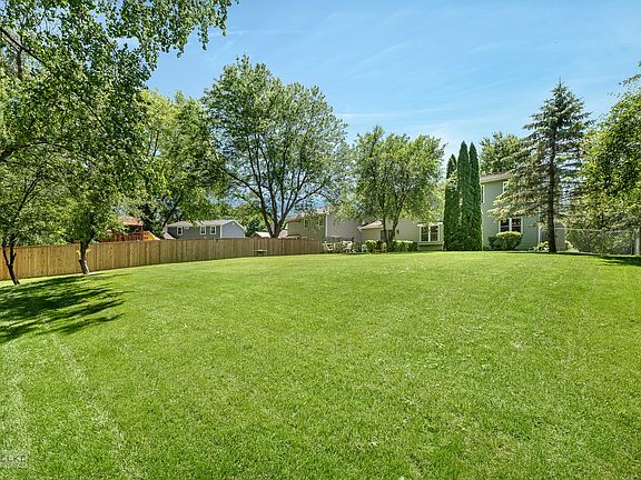 Wonderful yard, great outdoor space!