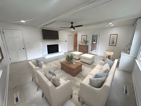 Family Room 
(Virutally Staged)