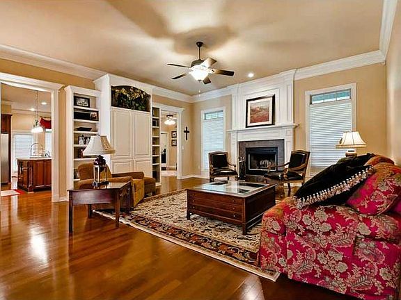 4th image of 2 Dogwood Cir
