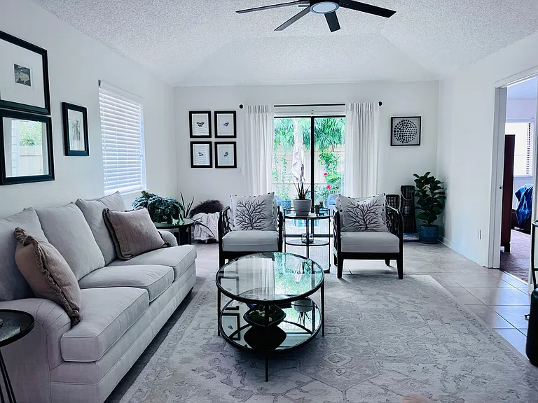 *Home is unfurnished*
*Prior tenant's furnishings*