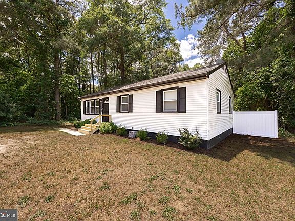 3rd image of 1700 Dale Ln