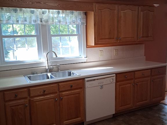 4th image of 220 Kenneth St