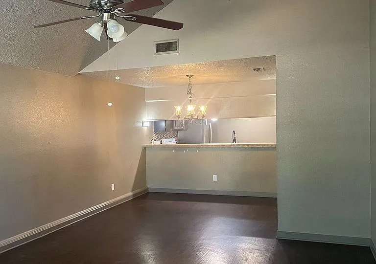 1216 Elm Ct — Photo 2
