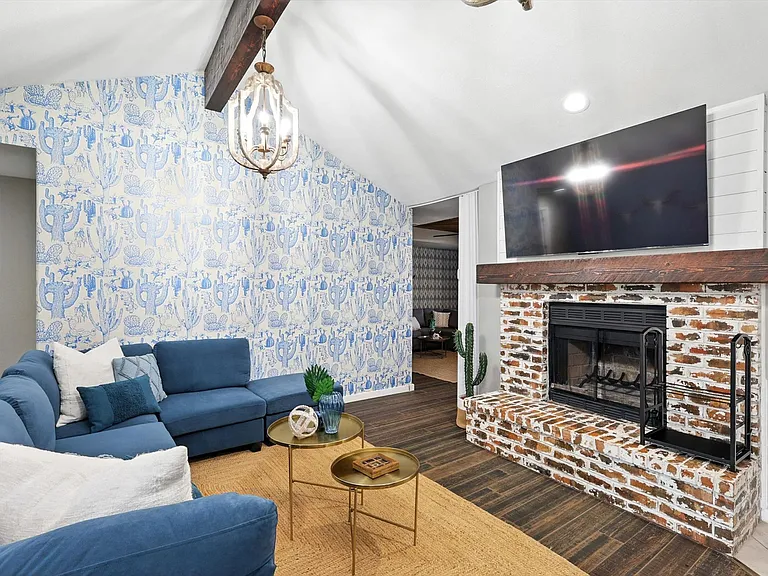 749 Western Trl — Photo 8