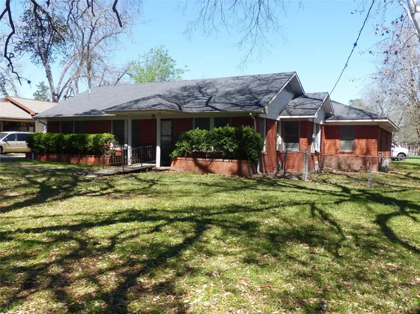 1102 W Main St, Brenham, TX 77833