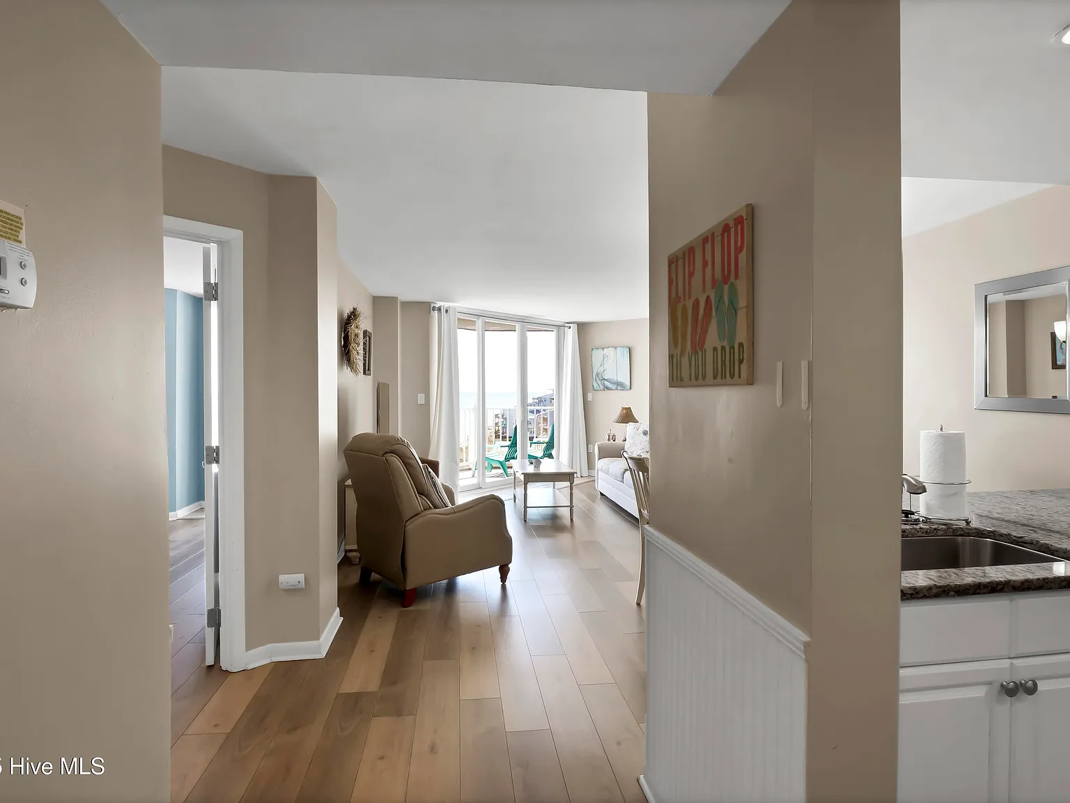 2 bed, 2.0 bath, 1010 sqft, $1,600 — Photo 2