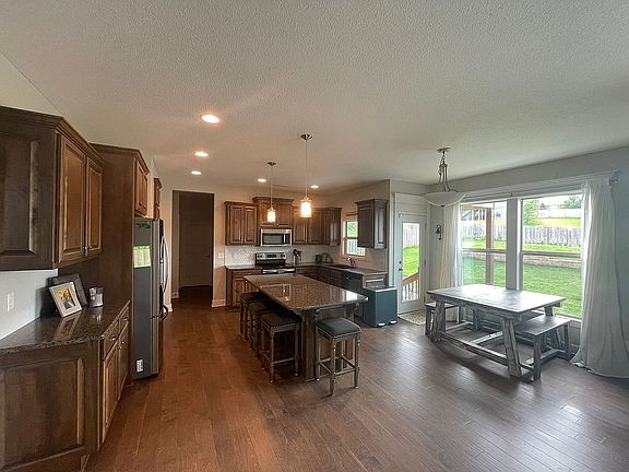 5th image of 860 Ridge Dr