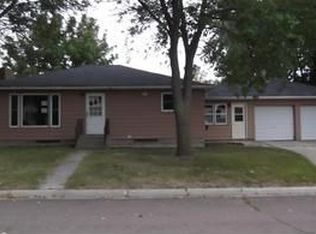 1811 9th St E, Glencoe, MN 55336